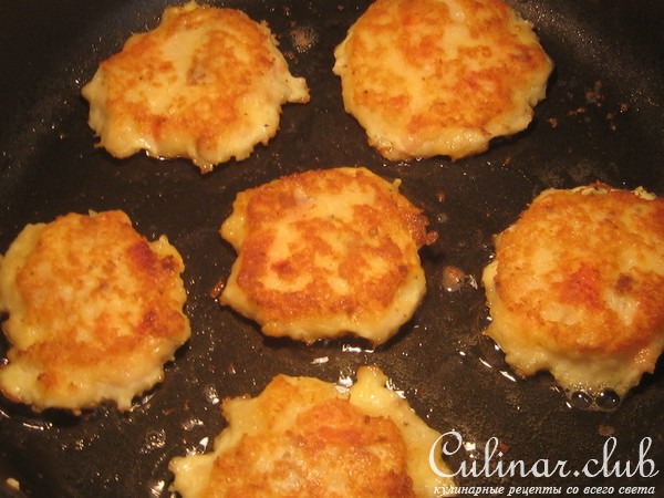 Оладьи из трески с копченой форелью и соусом из щавеля.
