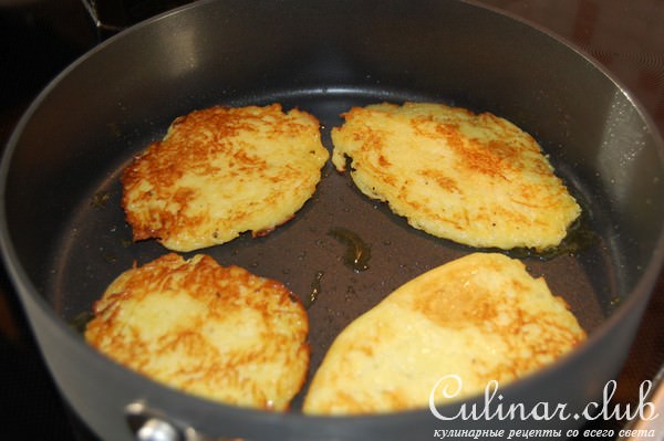 Драники с соусом из лосося