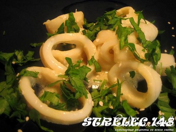 Кальмары с горчичным соусом и кунжутом.