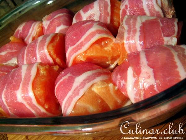 Кубики из семги в беконе под соусом из щавеля и яблок.