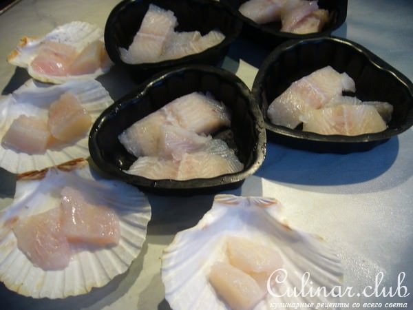 Рыба с морским коктейлем, запеченная под соусом бешамель