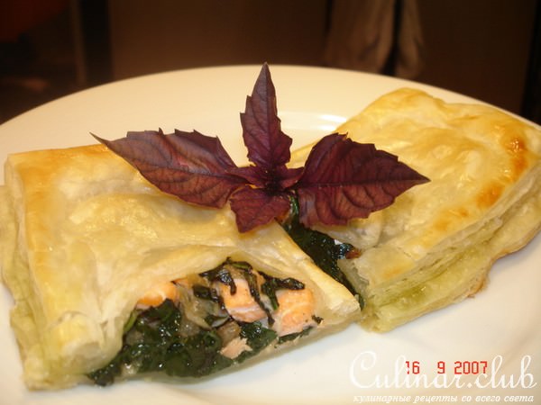Кулебяка с лососем, грибами и шпинатом