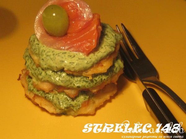 Оладьи из трески с копченой форелью и соусом из щавеля.