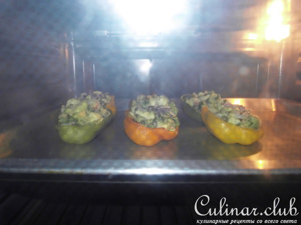 Печеная паприка фаршированная авокадо с морепродуктами. (Дуэль)