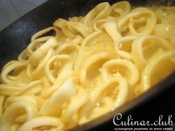 Кальмары с горчичным соусом и кунжутом.