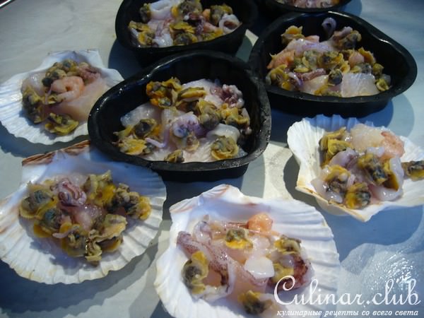 Рыба с морским коктейлем, запеченная под соусом бешамель