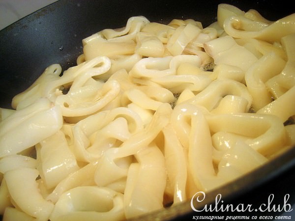 Кальмары с горчичным соусом и кунжутом.