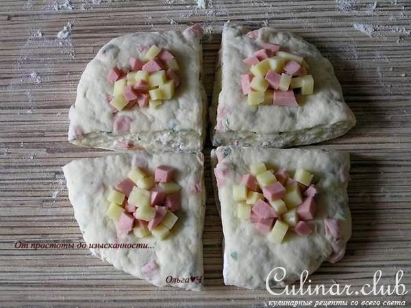 Содовый хлеб с колбасой и сыром