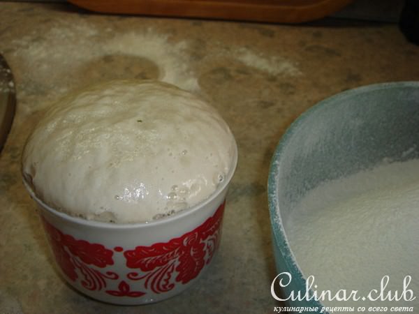 хлеб с соусом из кориандра и соусом из вяленных помидор