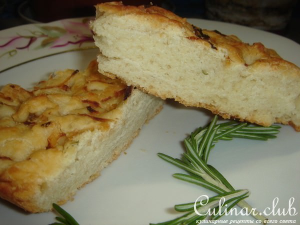 Фокачча с жареным луком и розмарином
