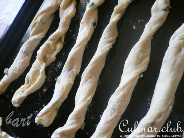 Хлебные палочки с травами и сыром.