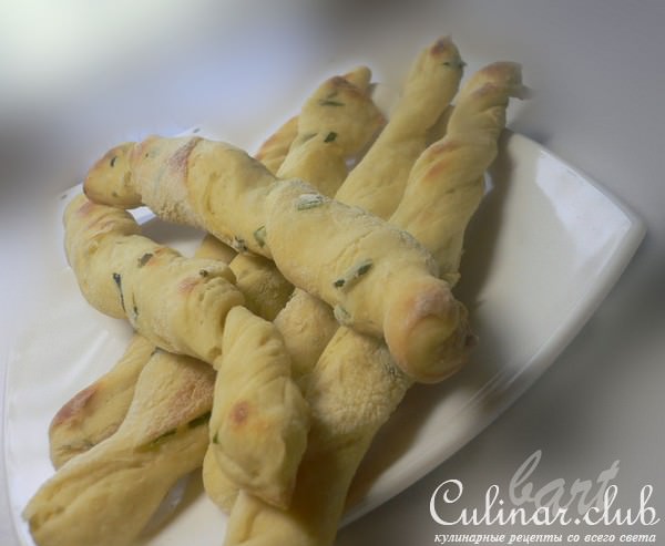 Хлебные палочки с травами и сыром.