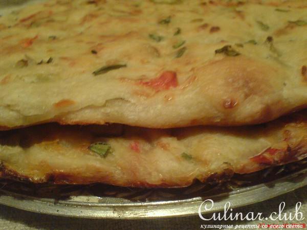 Фокачча с сыром, сладким перцем и зелёным луком