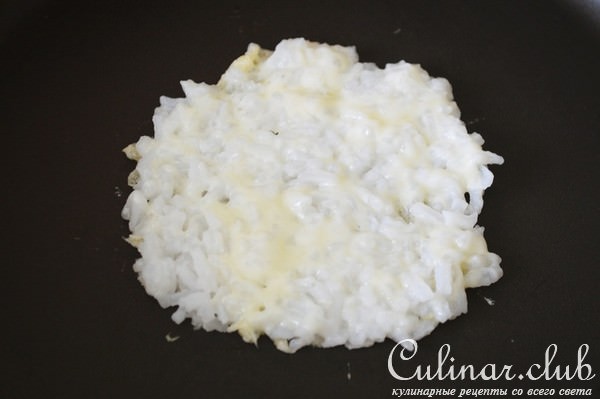 Рисовые корзинки с сыром, с ярким салатом.