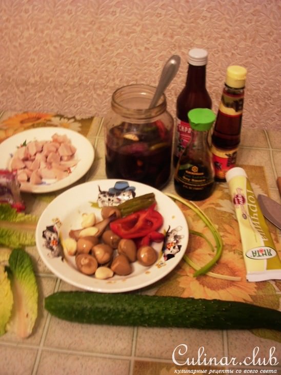 Салат с маринованными перепелиными яйцами.