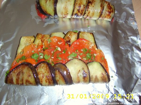 Рулетики из сладкого перца и баклажанов.