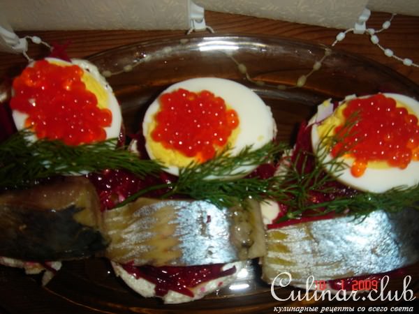 Тосты с копченой селедкой и маринованной свеклой