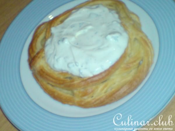 "Гнезда" из заварного теста со сливочным кремом,помидорками и оливками.