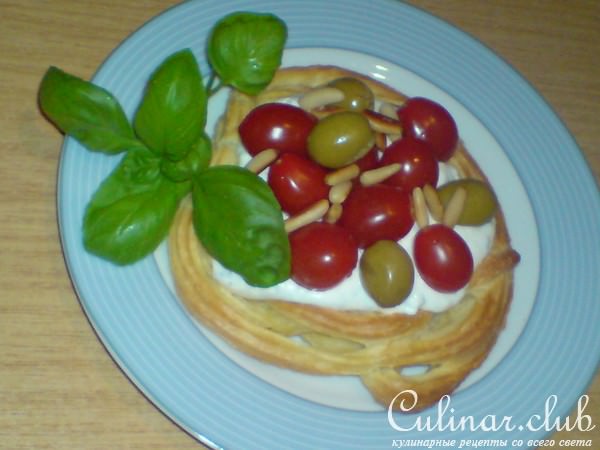 "Гнезда" из заварного теста со сливочным кремом,помидорками и оливками.