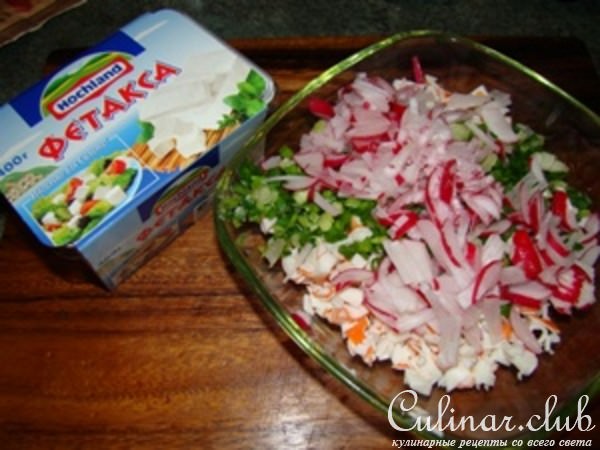 Крабовый салат с соусом из брынзы и йогурта
