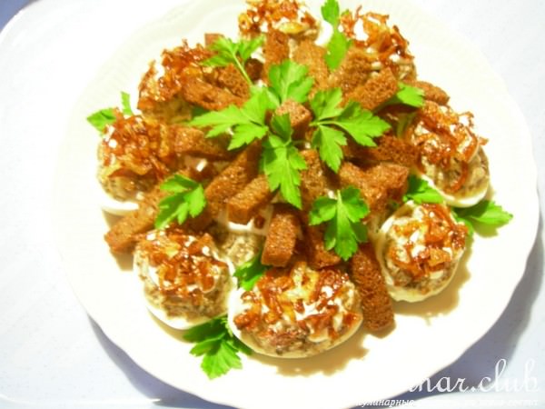 Закуска с фаршированными яйцами