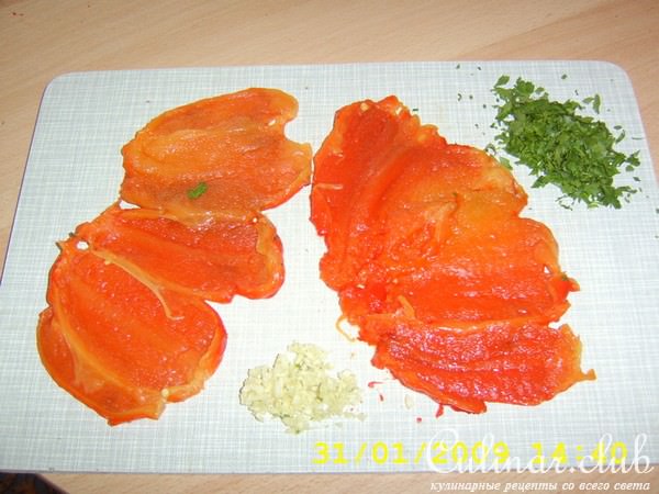 Рулетики из сладкого перца и баклажанов.
