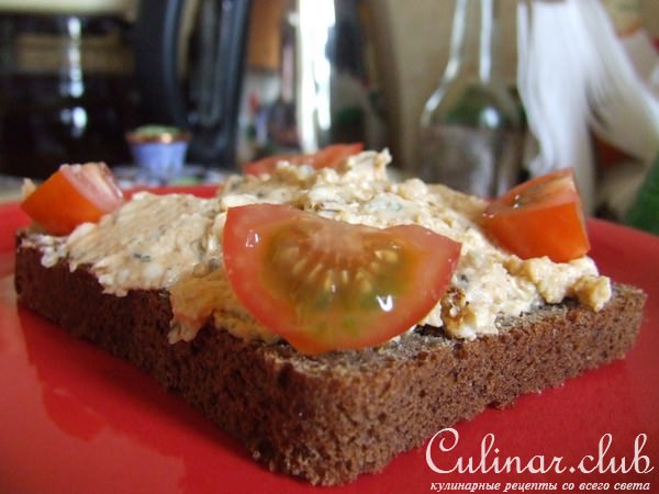 салат из сырка с чесноком и тмином