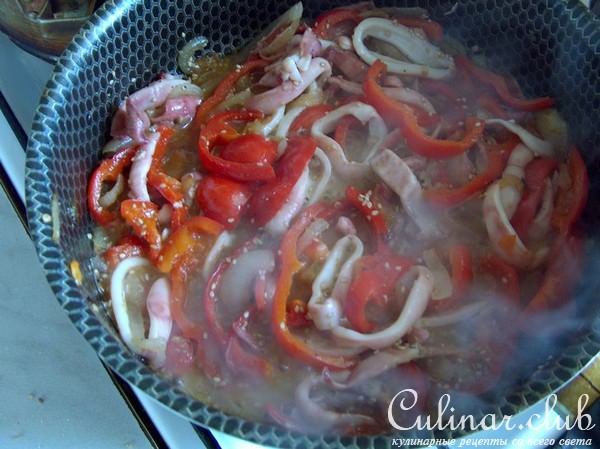 Кальмары в овощах