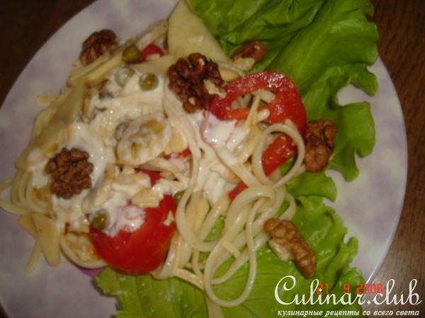 Салат из бананов и спагетти