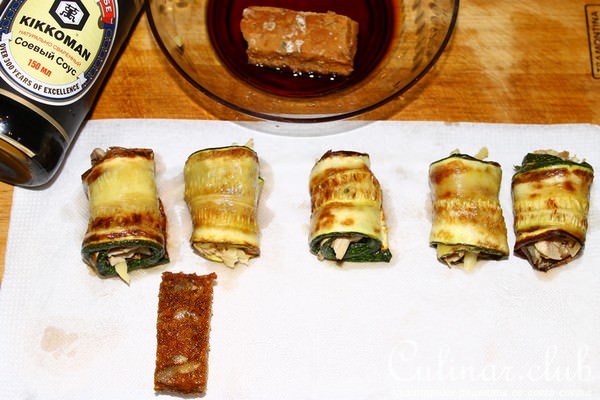 Рулетики из цуккини с курицей и сыром на зерновых краюшках