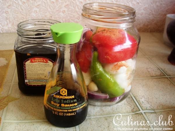 Салат с маринованными перепелиными яйцами.