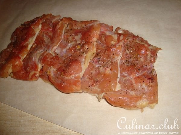 Куриный рулет с фисташками и персиками