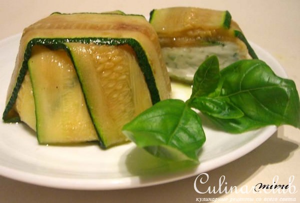 "шарлотка" из цуккини с козьим сыром