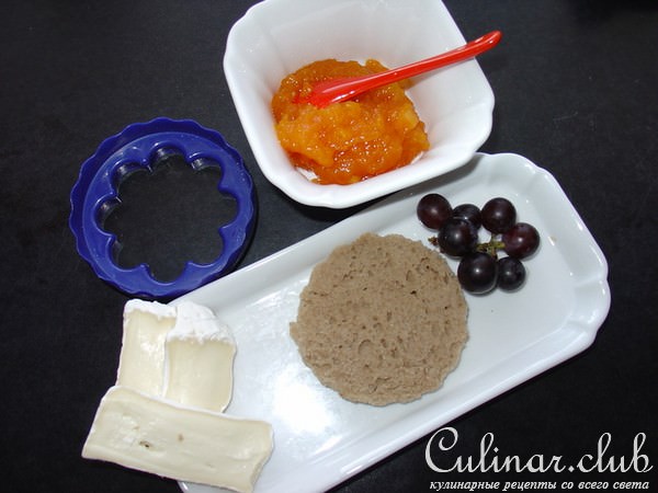 Закуска „Камембер с тыквенным мусcом“.