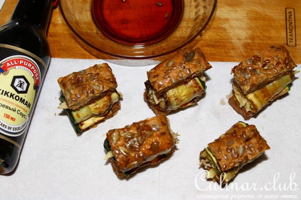 Рулетики из цуккини с курицей и сыром на зерновых краюшках