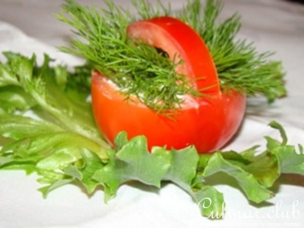 Крабовый салат с соусом из брынзы и йогурта