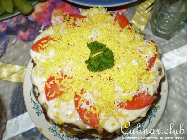 Печеночный тортик с овощной начинкой и чесночным соусом