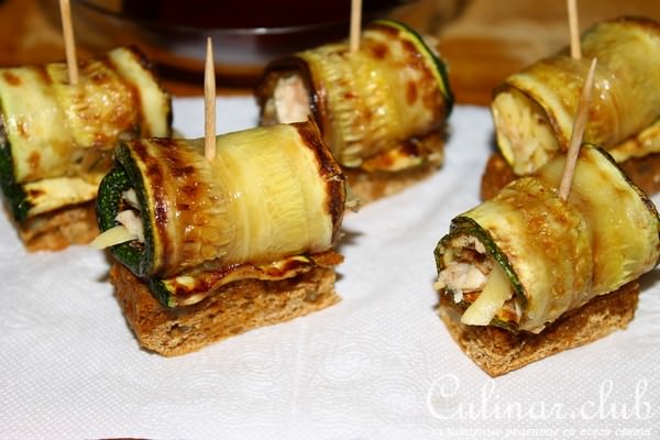 Рулетики из цуккини с курицей и сыром на зерновых краюшках