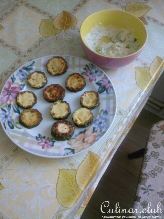 Кабачковые башенки с языком и сыром.
