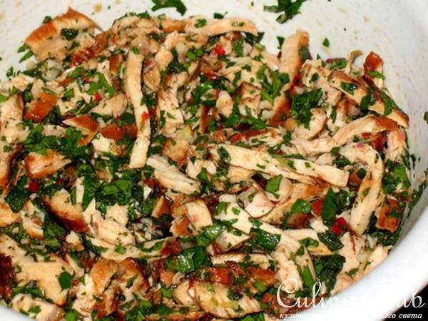 Рулетики из рисовой бумаги с салатом из курицы по тайски