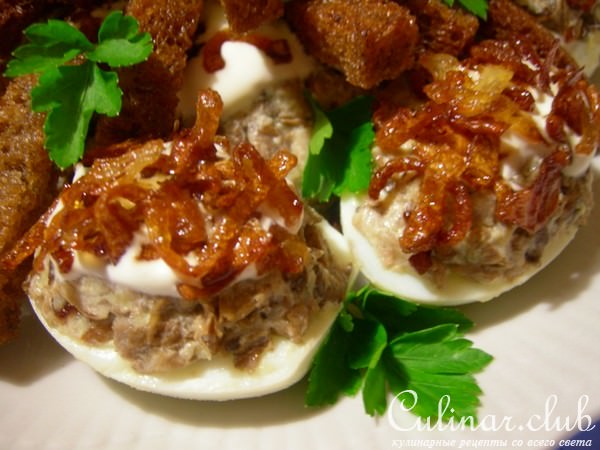 Закуска с фаршированными яйцами