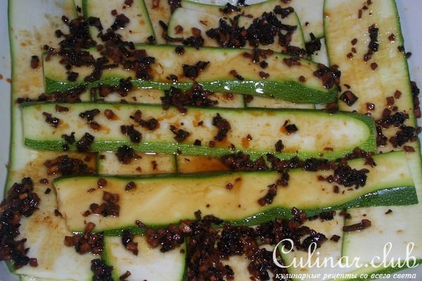 японская закуска с рисом ,авокадо и цуккини