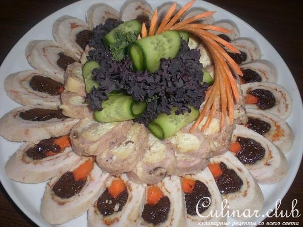 Рулет из куриного филе с черносливом и морковью.