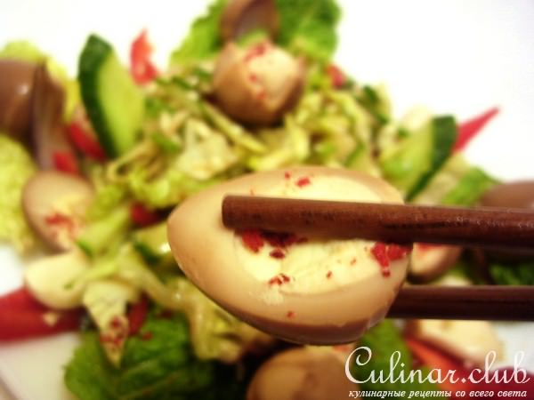 Салат с маринованными перепелиными яйцами.