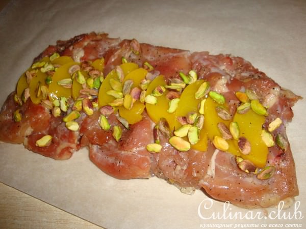Куриный рулет с фисташками и персиками