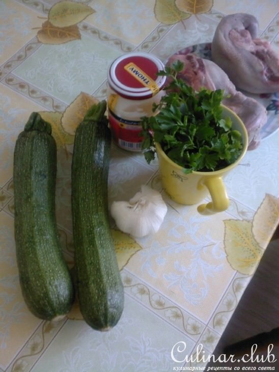 Кабачковые башенки с языком и сыром.