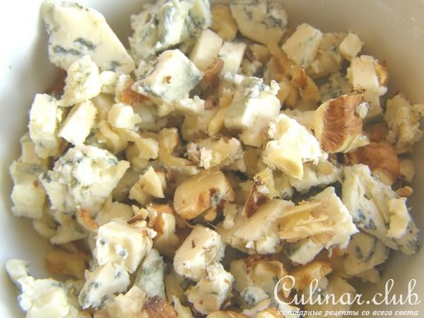 Классическая закуска из сыра Дор Блю с орехами на грушевых лепестках.