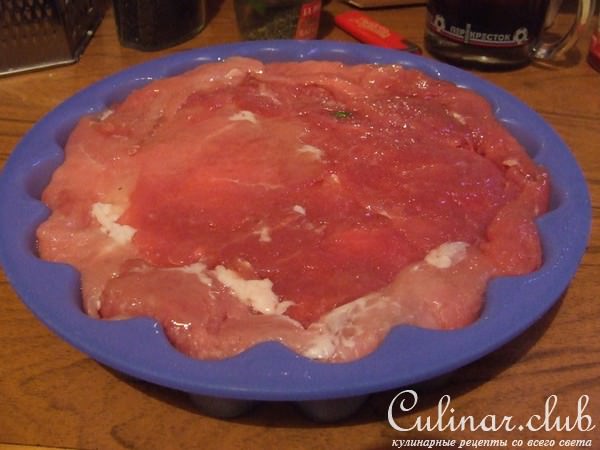 закусочный тортик из свиной вырезки с опятами, пореем и сыром