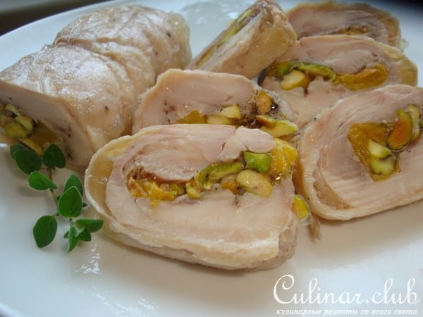 Куриный рулет с фисташками и персиками