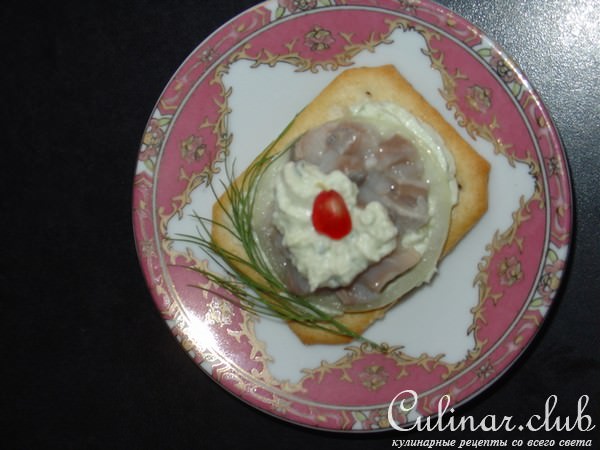 Салат-закуска с сельдью,авокадо и крекером.